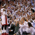 LeBron James celebra con los aficionados de los Heat el pase del equipo de Miami a las finales de conferencia.