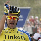 Contador lanza su icónico disparo al aire en el Alto de Malhao, como ganador de la etapa reina de la Vuelta al Algarve.