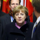 La cancillera alemana Angela Merkel abandona la sede del Consejo Europeo.