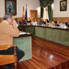 La corporación se reúne en un pleno extraordinario, solicitado por la oposición.
