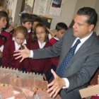 El alcalde de León explica a los pequeños escolares una de las maquetas