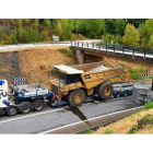 Un camión cargado con un dúmper golpeó por debajo el pilar del viaducto sobre la N-120 en La Barosa. DL