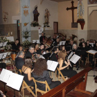 Actuación de la banda de música de Cistierna en la iglesia de la villa. CAMPOS