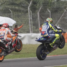 Marc Márquez (Honda) y Valentino ROssi (Yamaha) decidieron, al unísono y sin hablar, homenajear al desaparecido Marc Simoncelli, al término del primer entrenamiento de hoy en Sepang (Malasia), levantando sus motos al pasar por el punto donde falleció 'SIC