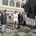 El grupo de hombres se prepara para participar en la concentración en Botines.
