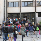 Estudiantes del Instituto Juan del Enzina acceden al centro escolar. MARCIANO