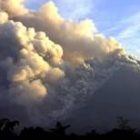 El Monte Merapi escupe nubes de ceniza ardiente y escombros después del terremoto