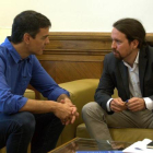 Los líderes del PSOE, Pedro Sánchez, y de Podemos, Pablo Iglesias, durante una reunión en el Congreso, en junio del 2017.