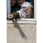 Arafat saludó ayer desde la «Mukata» a los fieles congregados ante ella