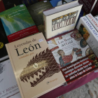 Imagen de algunas de las obras de editoriales leonesas que pueden verse en la feria del libro.