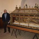 Los organizadores junto al Cristo Yacente de Villamañán.