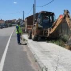Una máquina inició ayer el desbroce de los márgenes de la N-120 con vistas al comienzo de las obras