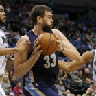 Gasol protege el balón de la presión de Karl Anthony-Towns y André Miller.