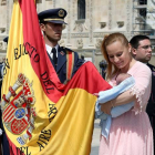 Imagen de una mujer con su bebé durante la jura de bandera