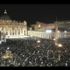 Unas 70.000 personas llenaban la plaza de San Pedro cuando se ha anunciado la muerte del Papa Juan Pablo II que ha tenido lugar a las 21,37 horas del sábado.