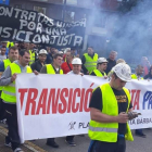 Los integrantes de la Marcha de las subcontratas mineras, ayer, en su entrada a Oviedo. DL