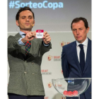 Emilio Butragueño (d), representante del Real Madrid, observa el sorteo copero. RODRIGO JIMÉNEZ