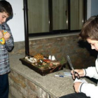 Dos niños participan en la muestra de setas, ayer en Boñar.