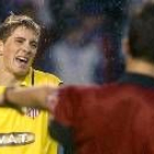 Fernando Torres se queja al árbitro tras una jugada