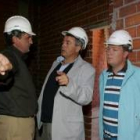 Miguel Martínez conversa con los operarios durante su visita a las obras del polideportivo