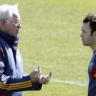 Luis Aragonés habla con Iniesta en una concentración en Las Rozas.