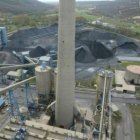 Carbón apilado en los aledaños de la térmica de Fenosa en La Robla, en foto de archivo.