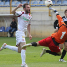 Joshua gozó de ocasiones de gol, pero el meta visitante Álex le adivinó sus intenciones.