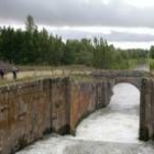 El Canal de Castilla tiene unas espaciosas márgenes por las que circulan dos ciclistas