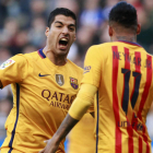 Suárez celebra un gol junto a su compañero Neymar. CABALAR