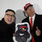 Dos imitadores de Trum y Kim Yong Un durante e cierre de los Juegos. FAZRY ISMAIL