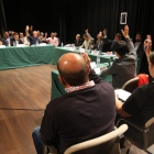 Los grupos políticos ayer noche al votar una moción.