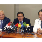 El consejero de Sanidad, Antonio María Sáez, informa en rueda de prensa sobre los primeros meses de funcionamiento de la Unidad de Cirugía Pediátrica del Hospital de León. Le acompañan el delegado de la Junta, Guillermo García y el director gerente del ce