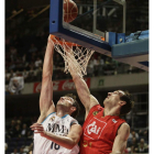 El madridista Mirza Begic lanza a canasta ante Golubovic.