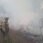 Un brigadista, durante los trabajos de extinción. BRIF TABUYO