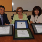 Acto de la entrega de los dos certificados de reconocimiento internacional.
