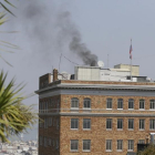 Vista del humo negro saliendo de la chimenea del consulado ruso en San Francisco.