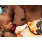 Una madre sudanesa amamanta a su hijo en un campo de refugiados al sur de Darfur