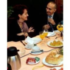 Covadonga Soto y De Francisco se sonríen en un momento del desayuno