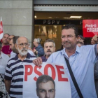 Militantes del PSOE se concentran en apoyo de Pedro Sánchez ante la sede socialista en València.