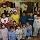 Algunos de los alumnos del colegio y participantes activos del trabajo posan junto a la exposición