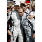 Button y Barrichello se abrazan tras la carrera de Montmeló