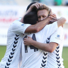 Isaac Aketxe y Iosu Villar se funden en un abrazo de felicitación con el autor del gol que dio el triunfo a la Cultural, Cristóbal Gil.