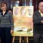 El cineasta Miguel Hermoso y los intérpretes Kiti Manver y Alfredo Landa
