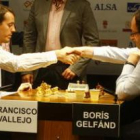 Vallejo y Gelfánd se saludan en el momento de iniciar las partidas de la primera semifinal del Magis