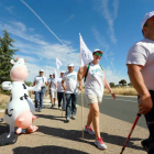 Participantes de la Marcha Blanca caminan hacia Valladolid