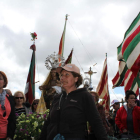 Los pendones hacen un pasillo para abrazar las tallas y las cruces de ocho pueblos de la comarca. A. VALENCIA