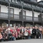 El grupo de vecinos de Santovenia de la Valdoncina, durante un alto en sus visitas