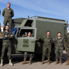 Imagen de los nueve militares en la Base de Conde Gazola, en Ferral del Bernesga. SECUNDINO PÉREZ