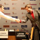 El cubano Leinier y el armenio Aronián se estrechan la mano antes de comenzar la partida.
