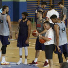 Marc Gasol (i), Ricky Rubio (2i), Fernando San Emeterio (c) y Sebas Sáiz, entre otros, durante un entrenamiento de la selección española de baloncesto en el Pabellón Triángulo de Oro en Madrid en preparación para el Eurobasket que comienza el 31 de agosto